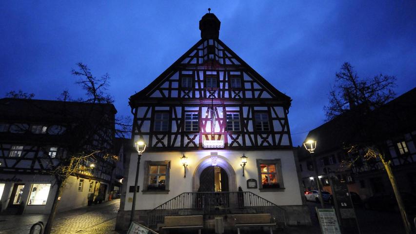 Dieses Fachwerkhaus war früher einmal Rathaus und Polizei, nun beherbergt es eine Bar und Gaststätte.