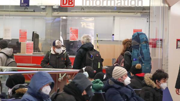 Die Deutsche Bahn hat wegen des Sturms den Fernverkehr in mehreren Bundesländern eingestellt. Betroffen ist unter anderem Niedersachsen. Mehr Infos lesen Sie hier.