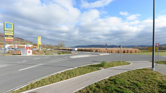 Wird der Weg zum Edeka-Markt in Weilersbach ausgebaut? Antrag auch auf Bushaltestelle liegt vor