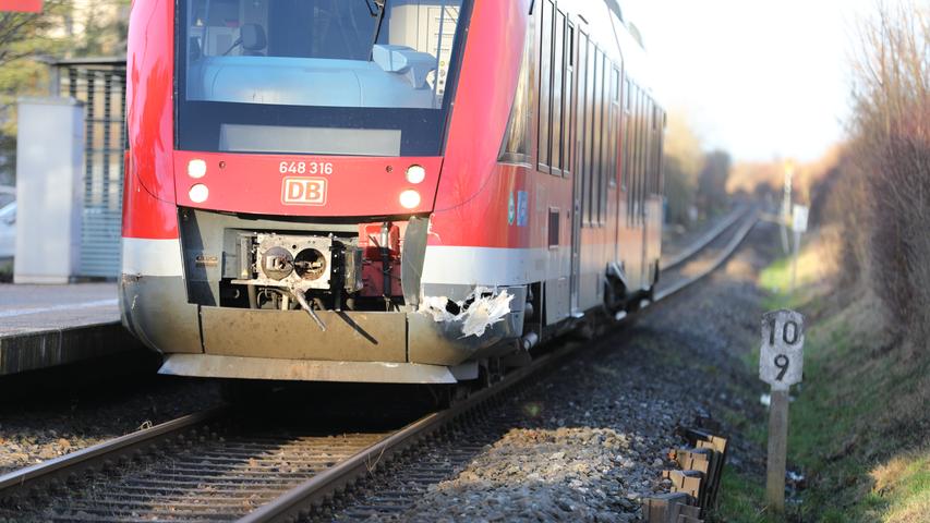Im Cadolzburger Ortsteil Wachendorf im Landkreis Fürth fuhr am Morgen ein Zug in einen Baum, der zuvor auf die Schiene gestürzt war. Der beschädigte Zug rollte nach dem Unfall zurück in den Bahnhof Egersdorf, wo alle sieben Fahrgäste unverletzt aussteigen konnten.