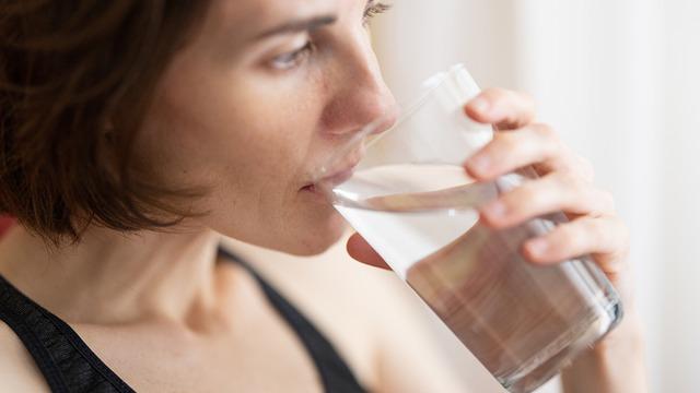 Ein Glas Wasser kann bei einem akuten Schluckauf helfen. 