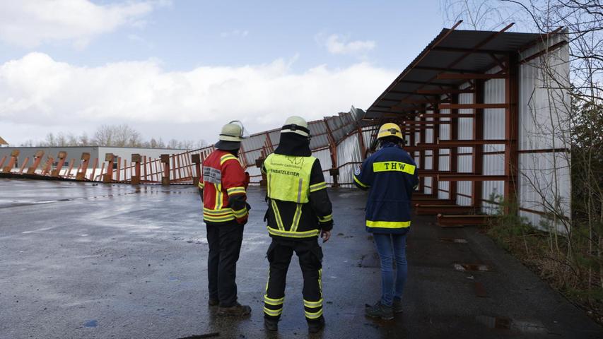 In Cadolzburg wehten die Sturmböen ein mehrere Meter langes Regal um, das auf dem Parkplatz eines Firmengeländes stand.