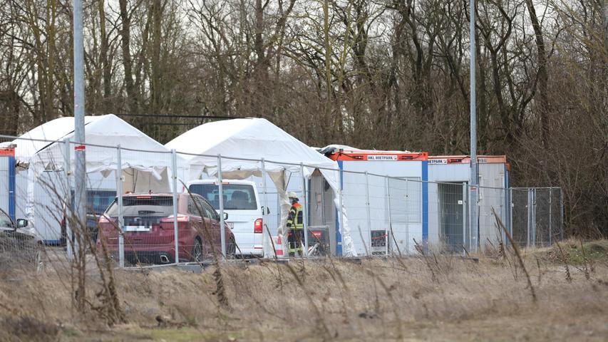 In Fürth-Atzenhof rückte die örtliche Feuerwehr am späten Vormittag zu einem Corona-Testzentrum an. Der Grund: Die Zelte der Drive-in Teststation drohten aufgrund des Sturms wegzufliegen.