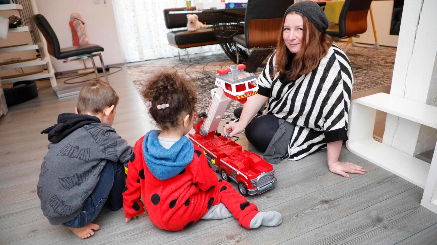 Nicol Schädtler mit ihren Pflegekindern - sie und ihr Mann Jörg sind glücklich über diesen Familienzuwachs.
Nicol Schädtler mit ihren Pflegekindern - sie und ihr Mann Jörg sind glücklich über diesen Familienzuwachs.
