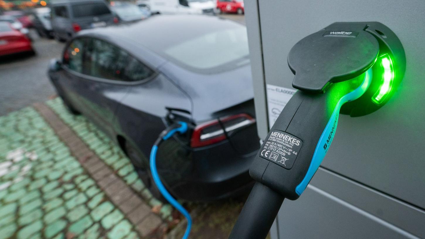 Immer mehr Autohersteller verabschieden sich von Verbrennungsmotoren und wenden sich dem Elektroantrieb zu. (Symbolbild)