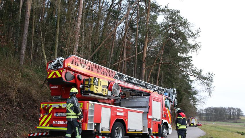 Bei Defersdorf (Markt Roßtal) rückte die Feuerwehr mit einer Drehleiter an.