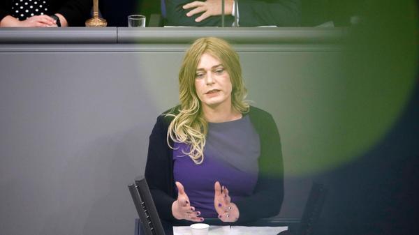 Tessa Ganserer in der 17. Sitzung des Deutschen Bundestages im Reichstagsgebäude. Berlin, 17.02.2022 Foto:xS.xGabschx/x