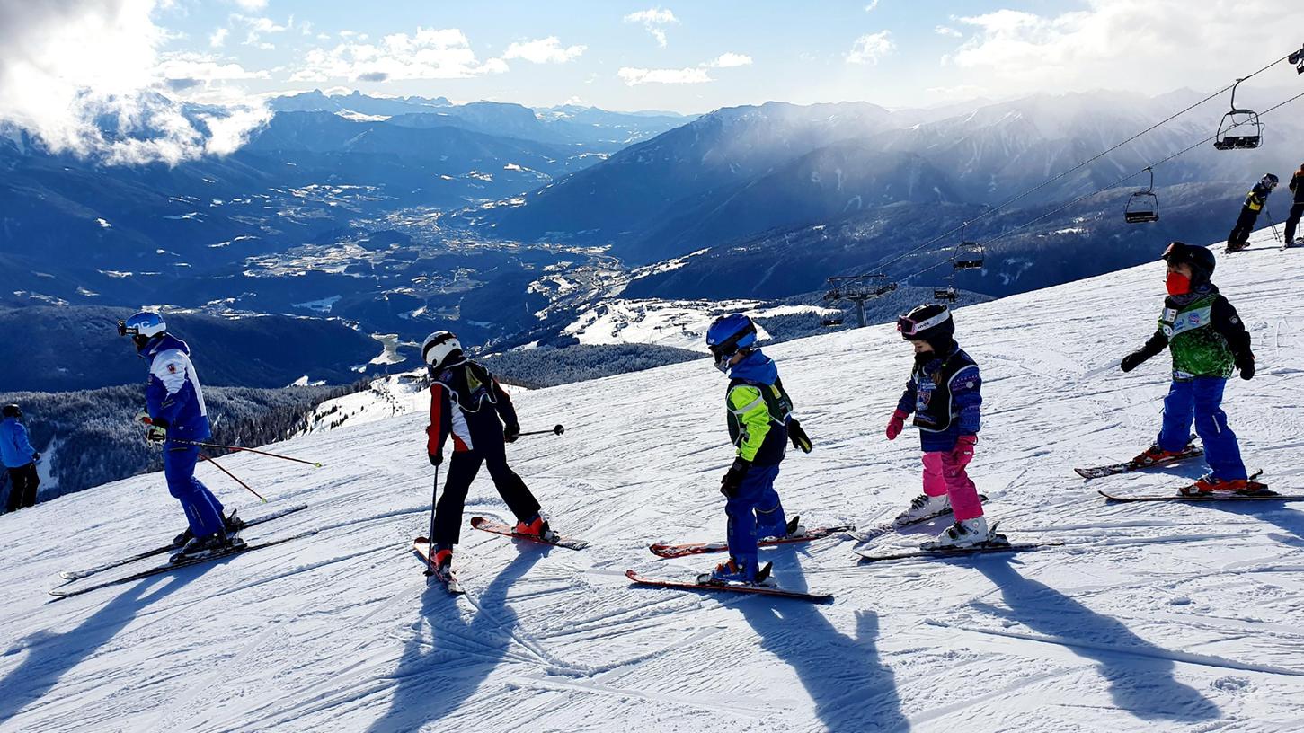Diese Kinder üben in einer Südtiroler Skischule. Darunter auch ungeimpfte Kinder, die ohne Quarantäne einfach nach Deutschland zurückreisen wollen. Diese Kinder üben in einer Südtiroler Skischule. Darunter auch ungeimpfte Kinder, die ohne Quarantäne einfach nach Deutschland zurückreisen wollen.