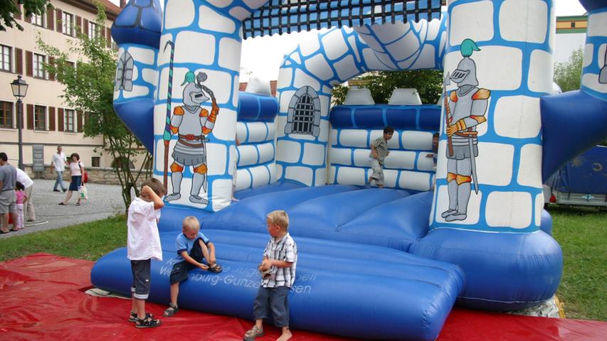 Dieses Foto zeigt das Stadtfest im Sommer 2004. An Tag zwei soll es etliche Aktionen für Kinder geben, unter anderem eine Hüpfburg und Kinderschminken.