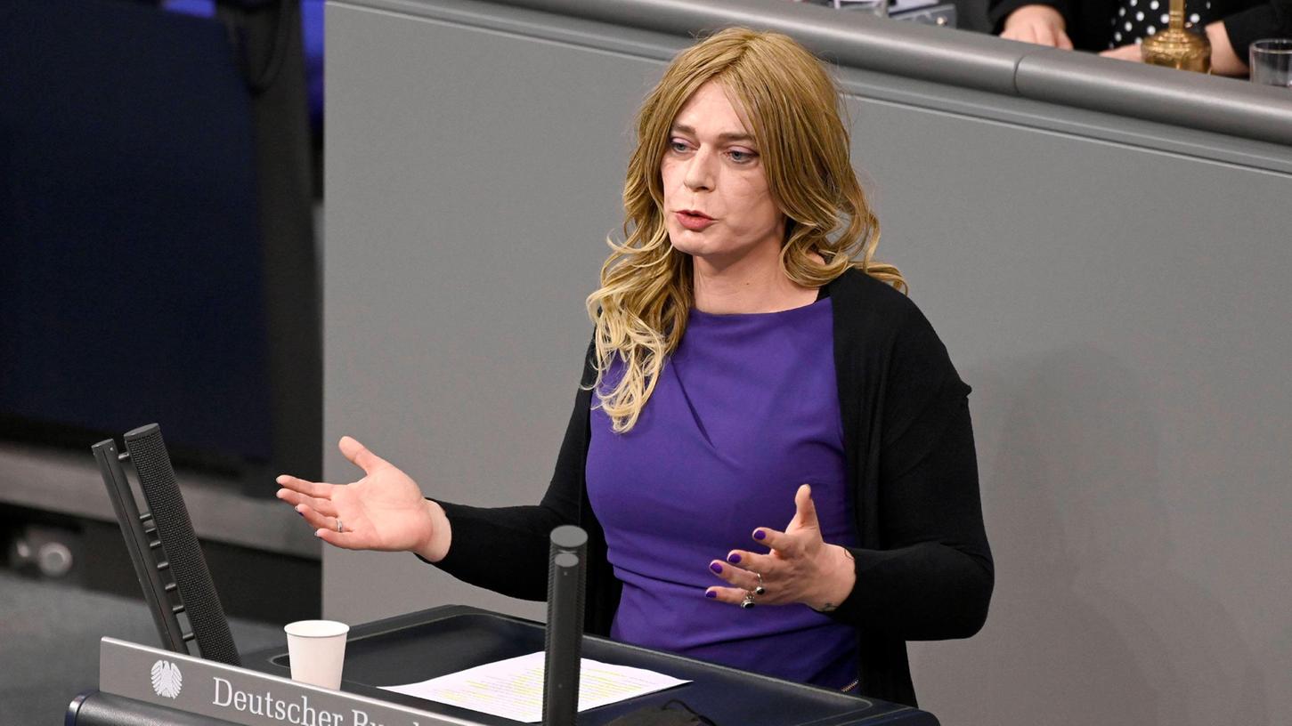 "Die Streichung des 219a ist auch ein wichtiger Schritt für ein selbstbestimmtes Leben von Frauen", sagte die Nürnberger Grünen-Abgeordnete Tessa Ganserer.

