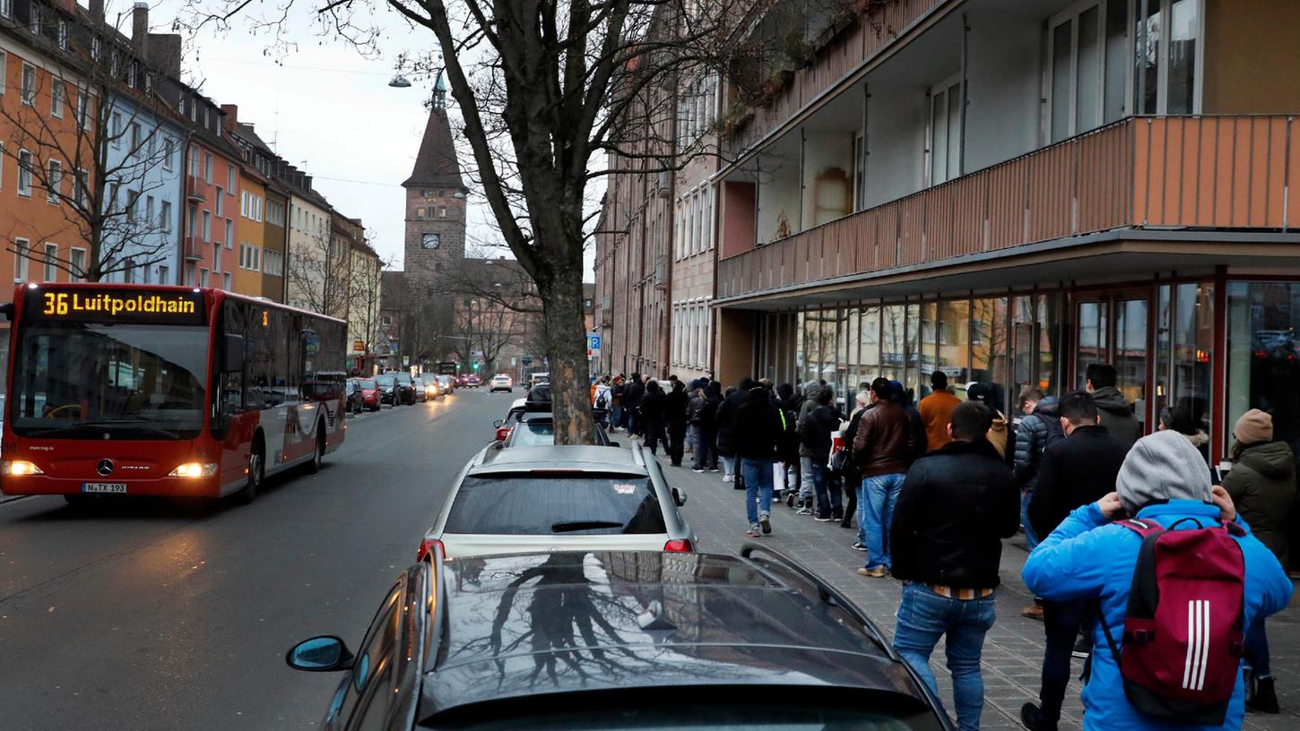 Beim "offenen Mittwoch" standen zuletzt Hunderte Menschen an, um im Einwohneramt einen Personalausweis oder Reisepass zu beantragen. Nun gibt es zusätzliche Angebote.