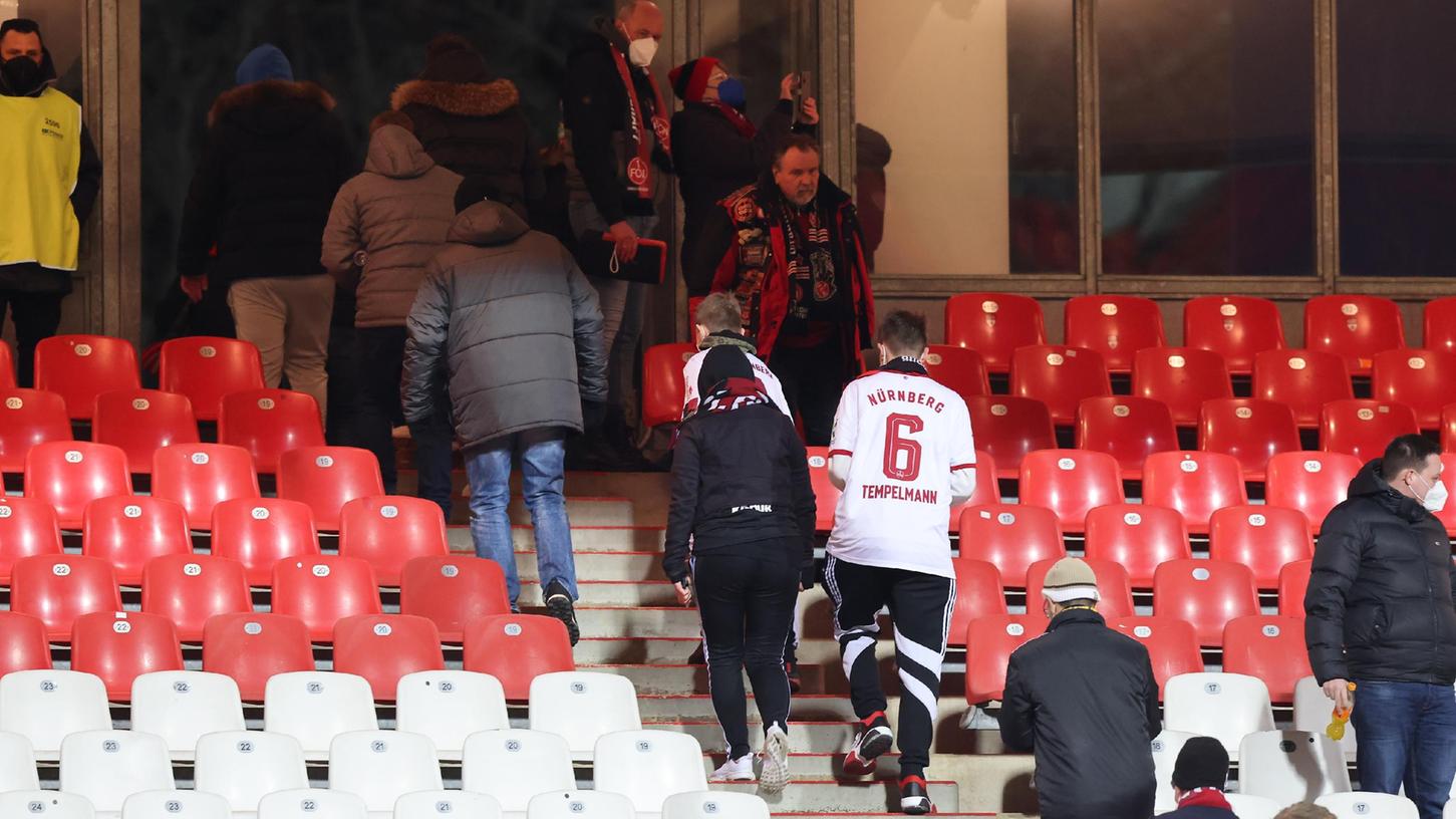 Fans verlassen das Stadion: Beim Club muss das nicht zwangsläufig erst nach Spielende der Fall sein. 