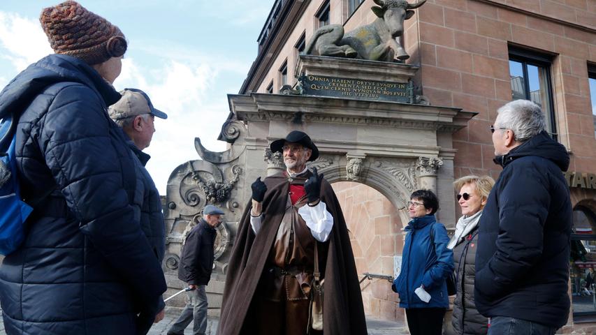Stadtführer Bernd Krause als Gastwirt vor dem Portal mit dem Ochsen am Zugang von der Fleischbrücke zur früheren Schlachtbank. Stadtführer Bernd Krause als Gastwirt vor dem Portal mit dem Ochsen am Zugang von der Fleischbrücke zur früheren Schlachtbank.