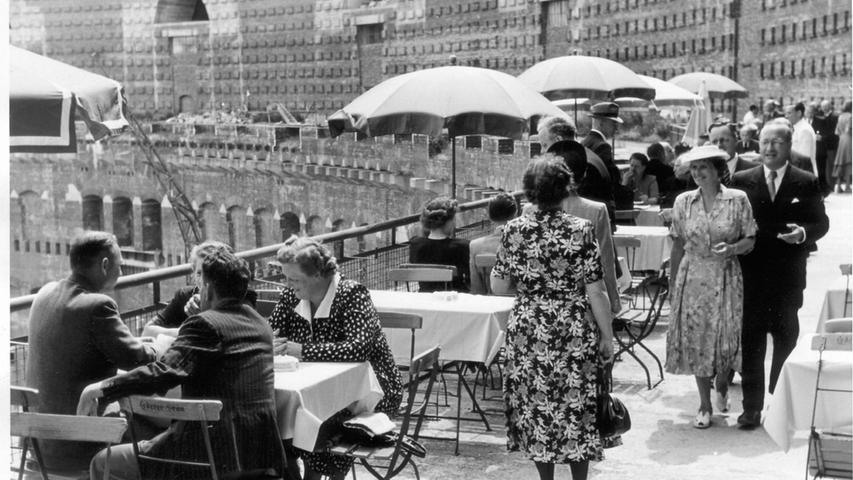 1949 wurde die Kongresshalle für die Deutsche Bauausstellung belegt, auf der Balustrade im zweiten Obergeschoß gab es für die Zeit der Schau sogar ein Terrassencafé.