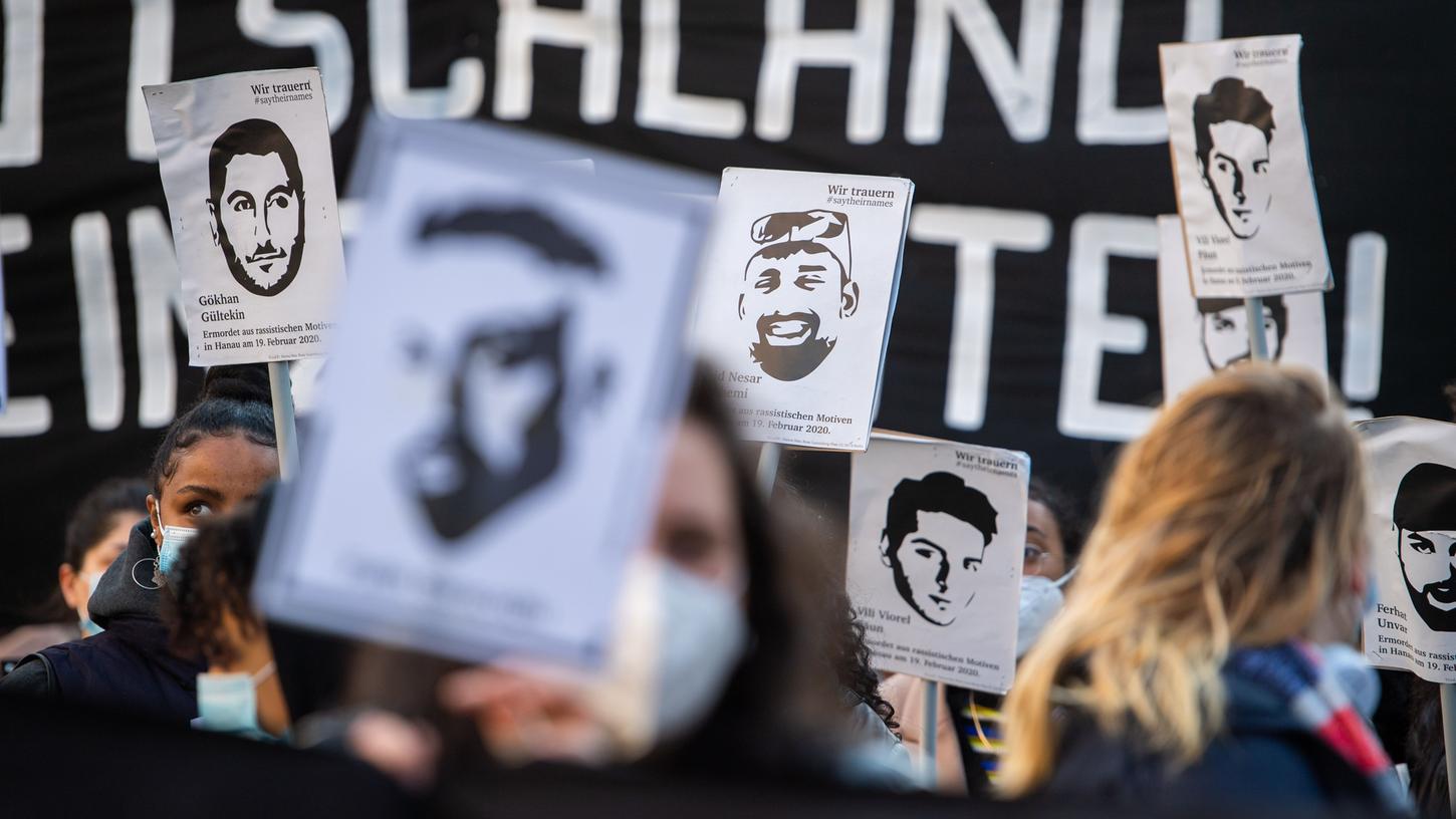 Demonstranten halten Plakate mit Bildern der Opfer des Hanauer Anschlags - auch in Franken fanden zwei Jahre nach dem Attentat Gedenkveranstaltungen statt. 