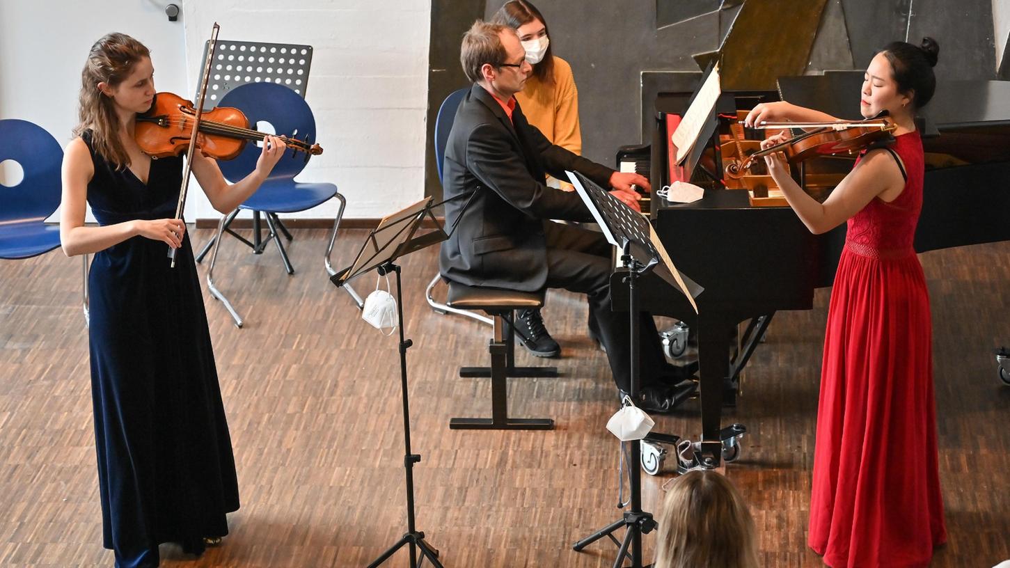 Beim Lehrer-Live-Konzert der Musikschule Hilpoltstein wurde den Musizierenden Elisabeth Horn, Woo Jung Choi und am Klavier Burkhard Freimuth (v.l.) lange applaudiert.   