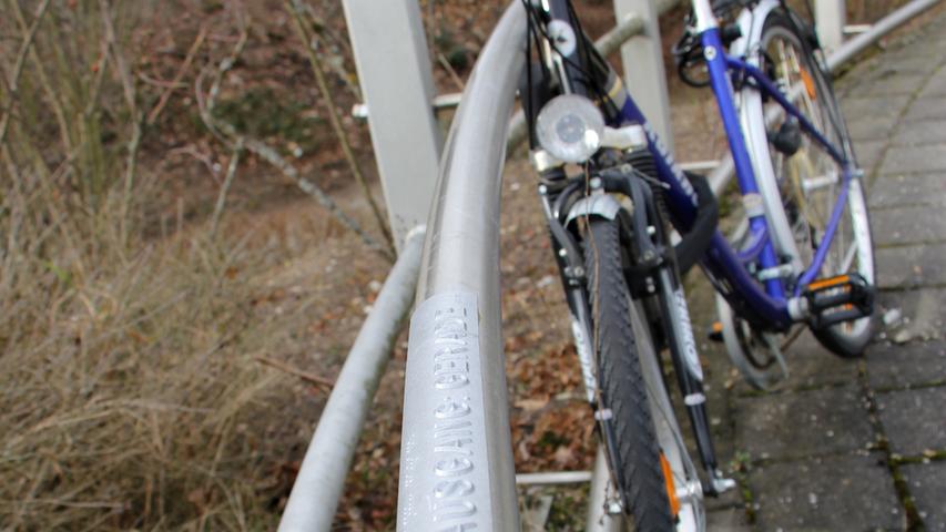 Die am Handlauf abgesperrten Fahrräder werden für blinde und gehbehinderte Menschen zum Hindernis.