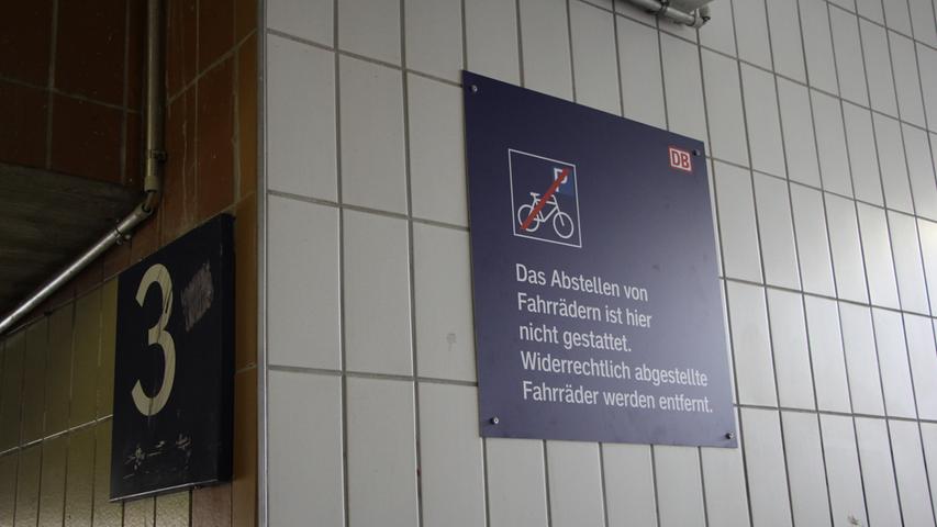 In der Unterführung wurde die Bahn schon aktiv. Die Fahrräder sind weg und Schilder weisen auf das Verbot hin. In der Unterführung wurde die Bahn schon aktiv. Die Fahrräder sind weg und Schilder weisen auf das Verbot hin.