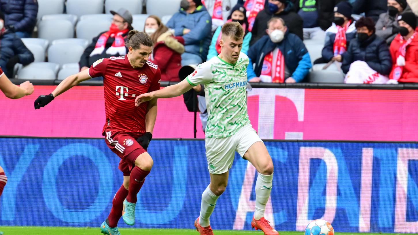 Gute Entwicklung: Luca Itter (rechts) hat sich in Fürth herangearbeitet und durfte zuletzt meist auf der linken Verteidigungsseite ran - unter anderem gegen den FC Bayern um Marcel Sabitzer.