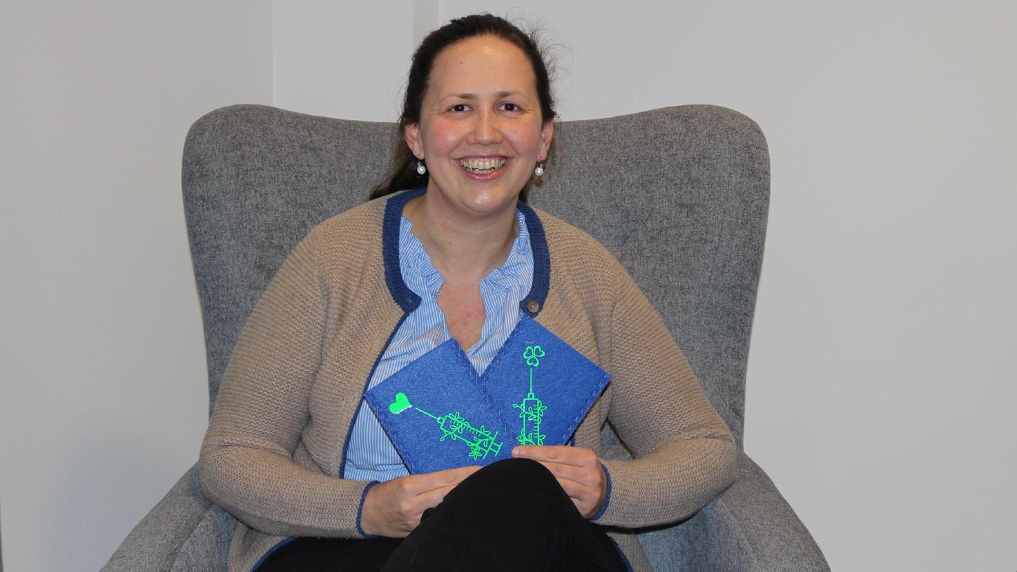 Bianka Lechner ist die Selbsthilfegruppe "Offener Austausch" eine echte Herzensangelegenheit. Für das erste Treffen hat sie Filzmäppchen als kleines Geschenk organisiert. Dort kann der Impfausweis oder der Nachsorgekalender aufbewahrt werden. Bianka Lechner ist die Selbsthilfegruppe "Offener Austausch" eine echte Herzensangelegenheit. Für das erste Treffen hat sie Filzmäppchen als kleines Geschenk organisiert. Dort kann der Impfausweis oder der Nachsorgekalender aufbewahrt werden.