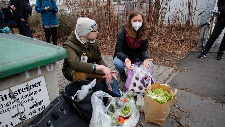 Salate, Paprikaschoten und mehr haben Aktivisten von "Extinction Rebellion" aus den Mülltonnen eines Supermarktes gefischt. Juristisch betrachtet, handelt es sich dabei um Diebstahl.