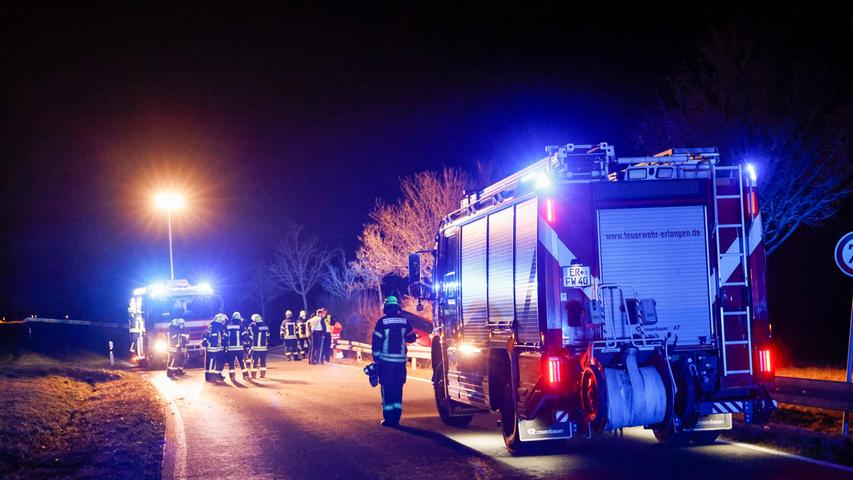 Die Freiwillige Feuerwehr aus Hüttendorf stellt den Brandschutz sicher. Gemeinsam mit den hauptamtlichen Einsatzkräften leuchten sie die Unfallstelle aus und sperren die Straße für den Verkehr. Die Polizei hat die Ermittlungen zum genauen Unfallhergang aufgenommen.