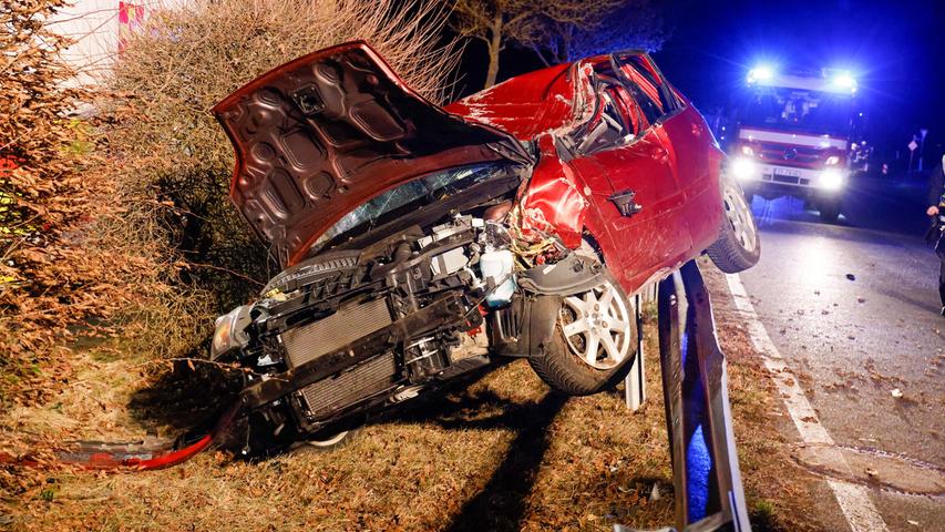Auto bei Erlangen gegen Baum katapultiert - Fahrerin lebensgefährlich verletzt