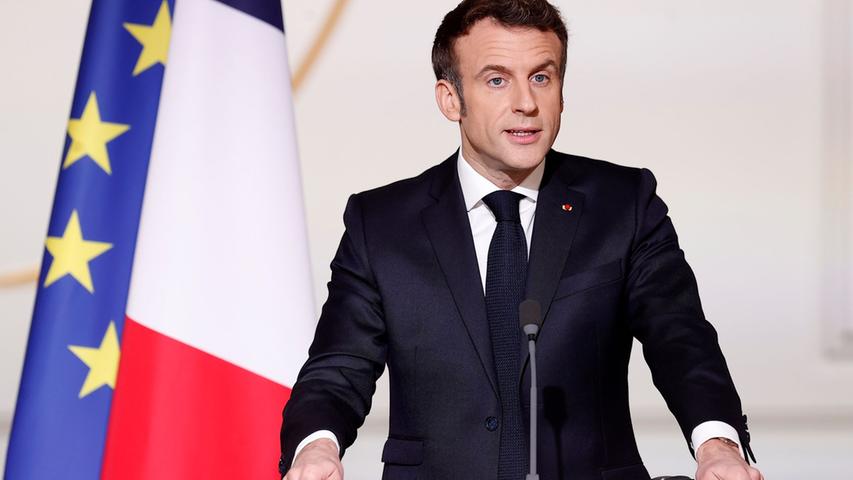 Dem ukrainischen Volk und Präsident Zelensky sprach Emmanuel Macron die Unterstützung und Verbundenheit mit der Souveränität der Ukraine zu. "Im wirtschaftlichen und finanziellen Bereich, bei der Verteidigungsausrüstung wird Frankreich weiterhin seine Unterstützung anbieten", twitterte der französische Präsident.