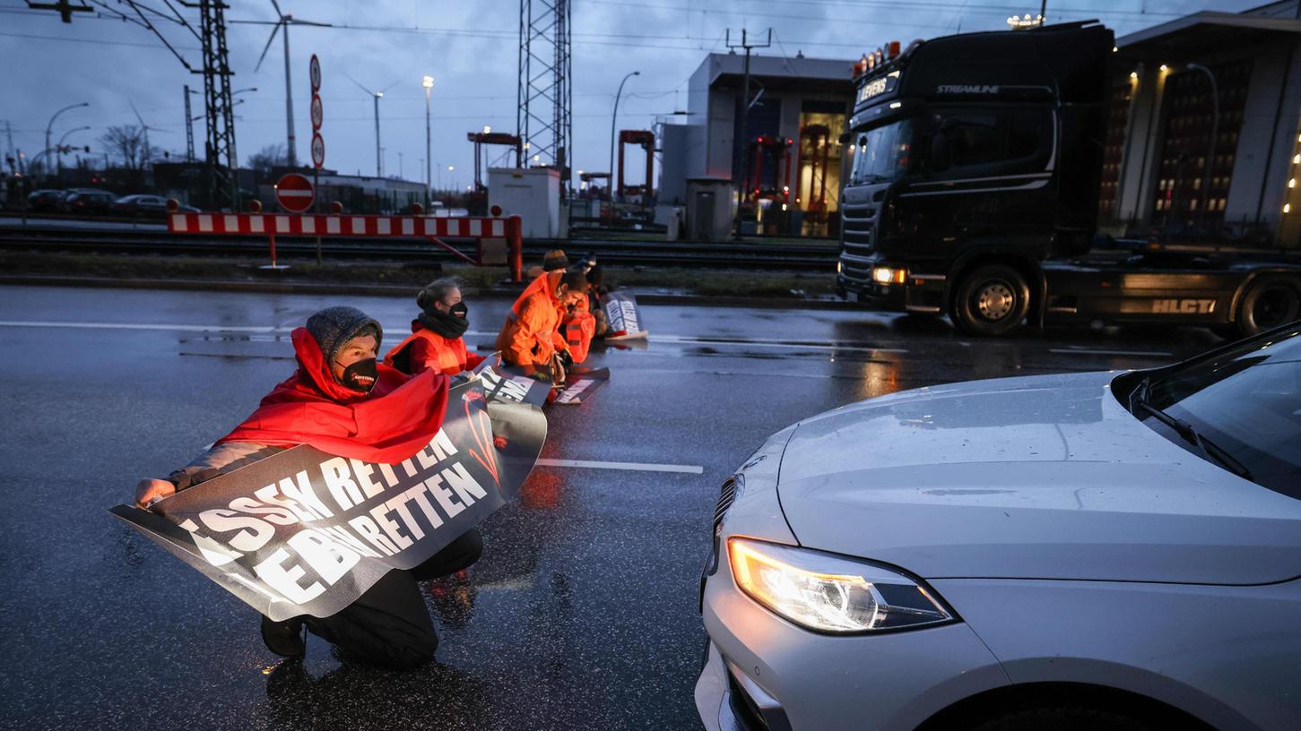 Klimaaktivisten blockieren in Hamburg den Weg zur Autobahn.