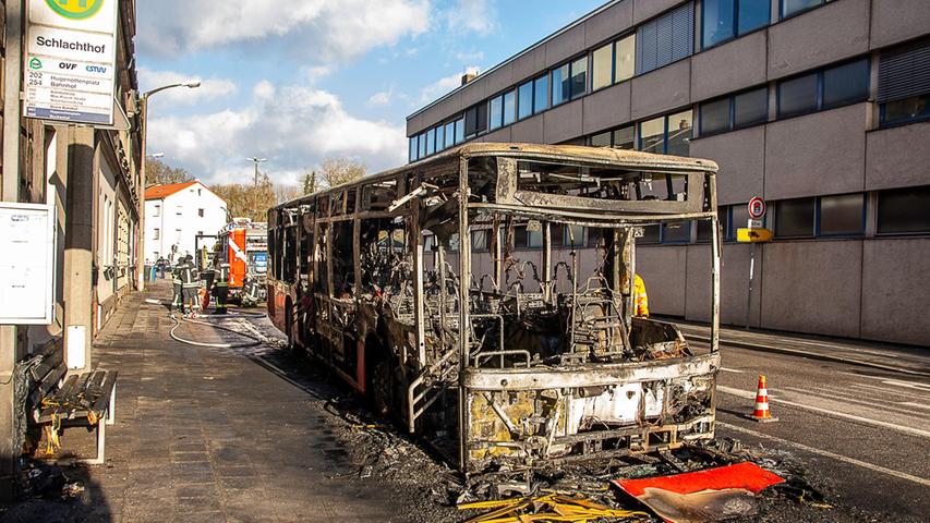 Komplett ausgebrannt: Erlanger Linienbus mit rund 20 Schülern fängt Feuer