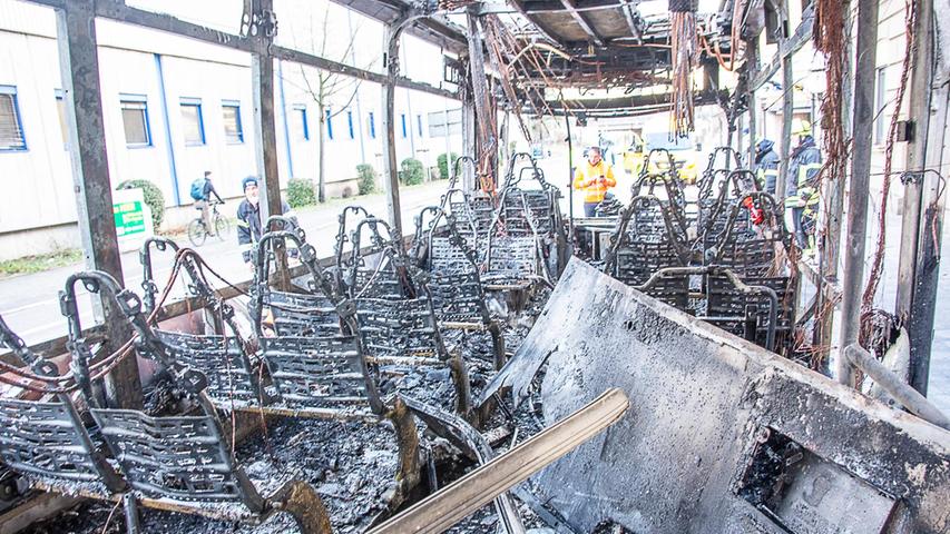 Komplett ausgebrannt: Erlanger Linienbus mit rund 20 Schülern fängt Feuer
