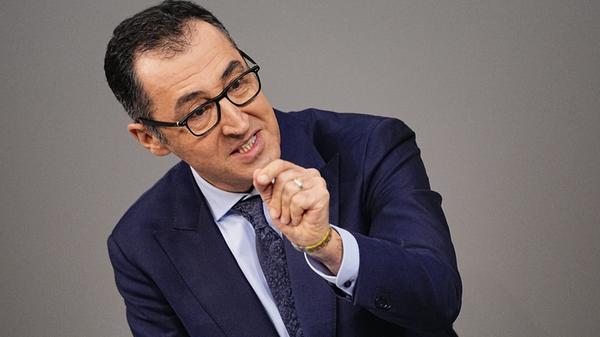 Cem Özdemir kann "gerade nur an die Menschen in der Ukraine denken". Er habe Angst um sie, twitterte er. "Putin trägt dafür die Verantwortung. Das werden wir ihn mit harten Sanktionen spüren lassen", gab der Landwirtschaftsminister zu Protokoll.