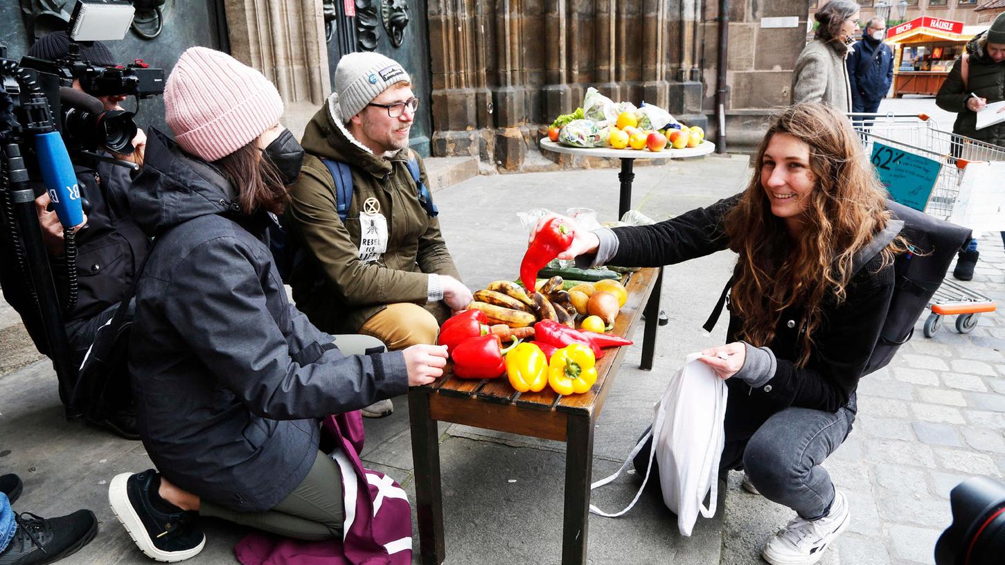 Bitte zugreifen: Der Tisch vor der Lorenzkirche ist reich gedeckt mit Lebensmitteln, die von Supermärkten weggeworfen wurden. 