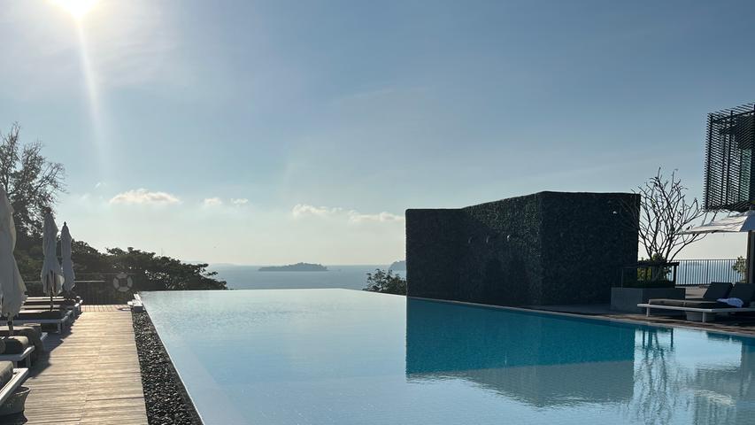 Auf Phuket gibt es eine große Bandbreite an Hotels und Unterkünften, in denen man für ein kleines Budget nächtigen kann. Etwas exklusiver schläft es sich im "Como Point Yamu", das mit einem zeitlosen Design besticht. Dort gibt es private Villen sowie großzügig geschnittene Hotelzimmer im Hauptgebäude. Beeindruckend ist dort auch der Infinity Pool samt Panorama-Blick über die Bucht.