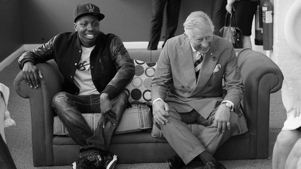 Die britische Musikwelt trauert um den Youtuber und Musikunternehmer Jamal Edwards. Der 31-Jährige starb am 20. Februar 2022, wie die Nachrichtenagentur PA unter Berufung auf seinen Manager meldete. Edwards war ein wichtiger Mentor und Förderer in der britischen Musikszene: Er trug mit seinen Videos zum Aufstieg von Stars wie Ed Sheeran, Stormzy und Rita Ora bei. Selbst Prinz Charles brachte sein Mitgefühl zum Ausdruck.