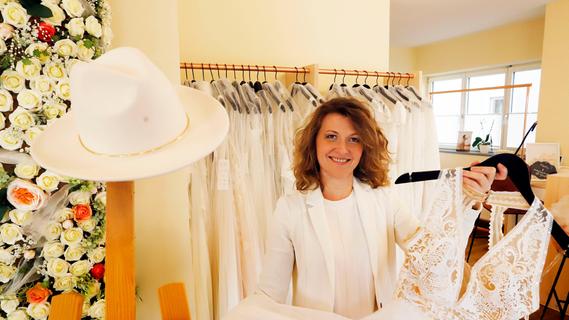 Die Inhaberin von „Mein und Fein Brautmomente“, Britta Pauli, sagt: „Das perfekte Kleid erkennt die Braut dann, wenn sie aus der Umkleide kommt und sich das erste Mal im Spiegel sieht.“ 