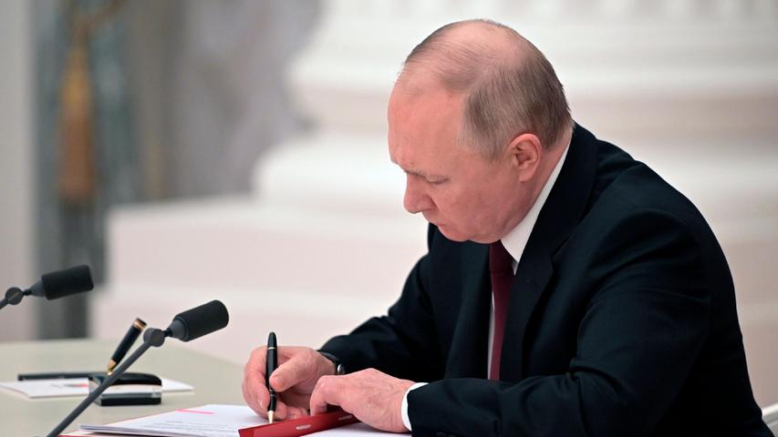 Wladimir Putin erkennt die beiden selbst ernannten Volksrepubliken Luhansk und Donezk im Osten der Ukraine als unabhängige Staaten an. Der russische Präsident unterzeichnet ein Dokument zur Anerkennung der Unabhängigkeit der Separatistengebiete in der Ostukraine. Tags darauf stimmt auch die Staatsduma zu.
