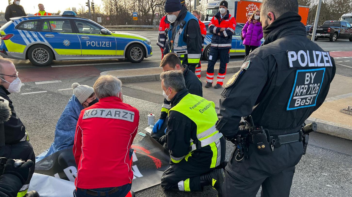 Die Feuerwehr musste die Aktivisten mit speziellen Mitteln vom Asphalt lösen. Die Feuerwehr musste die Aktivisten mit speziellen Mitteln vom Asphalt lösen.