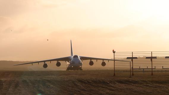 Spektakuläres Motiv am Airport: Riesenflieger Antonow lockt zahlreiche Beobachter an