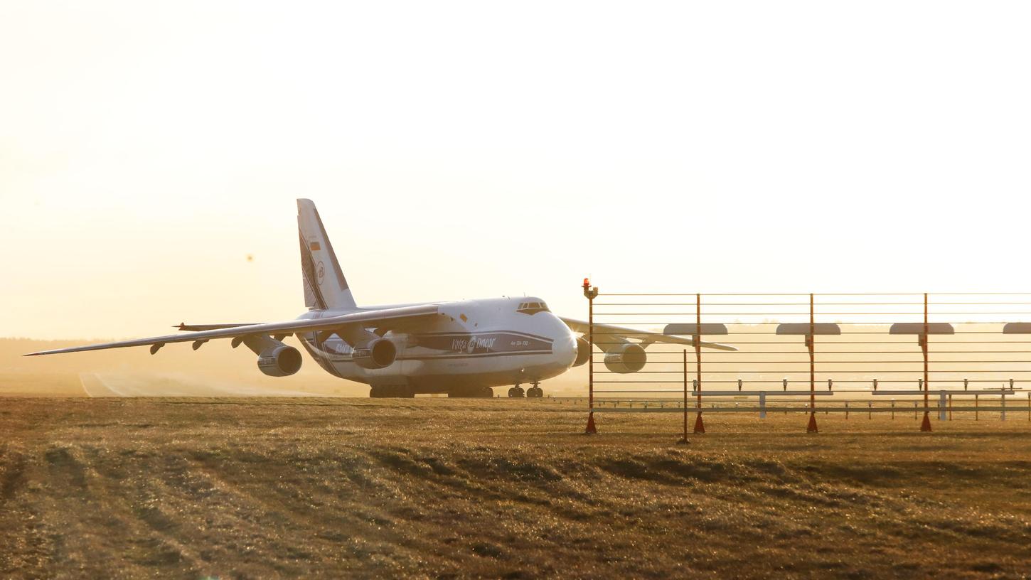 Da ist sie: Am Dienstagmorgen ist die Antonow An-124 in Nürnberg gelandet. Die Antonow zählt zu den größten zivilen Frachtflugzeugen der Welt und zog zahlreiche Schaulustige an.