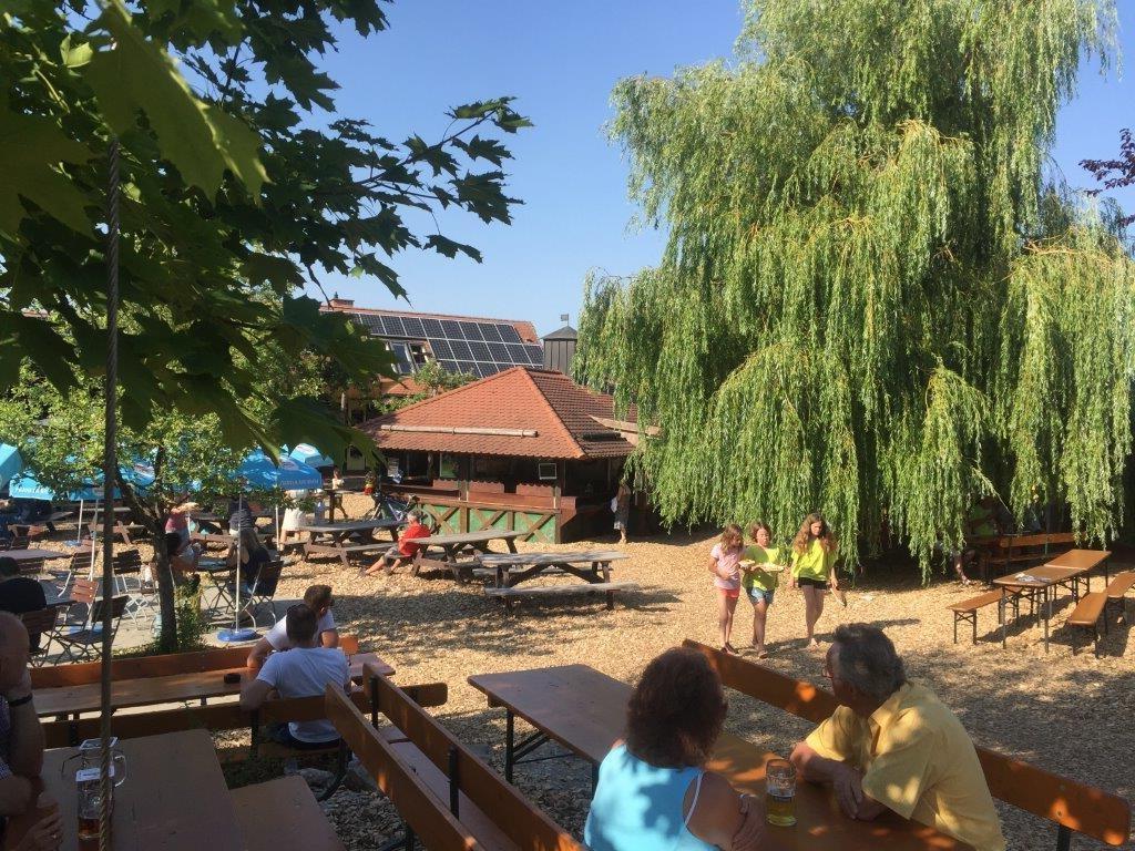 Ebenfalls auf Platz 11 steht Dinkel's Baumhaus aus Rennhofen zwischen Neustadt/Aisch und Emskirchen. Durch das naturbelassene, familiäre Ambiente fühlen sich hier alle Altersgruppen wohl. Auf der Karte stehen neben groben Bratwürste auch Pizza zum Selbstbelegen. Wer will, kann sich auch eine Versperplatte aus verschiedenen Wurst- und Käsesorten, Geräuchertem und vielem mehr zusammenstellen lassen. Vegetarier und Veganer werden auf der Karte ebenfalls fündig. Das Baumhaus hat täglich von 11 bis 22 Uhr geöffnet. // Rennhofen 23, 91448 Emskirchen 