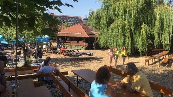 Ebenfalls auf Platz 11 steht Dinkel's Baumhaus aus Rennhofen zwischen Neustadt/Aisch und Emskirchen. Durch das naturbelassene, familiäre Ambiente fühlen sich hier alle Altersgruppen wohl. Auf der Karte stehen neben groben Bratwürste auch Pizza zum Selbstbelegen. Wer will, kann sich auch eine Versperplatte aus verschiedenen Wurst- und Käsesorten, Geräuchertem und vielem mehr zusammenstellen lassen. Vegetarier und Veganer werden auf der Karte ebenfalls fündig. Das Baumhaus hat täglich von 11 bis 22 Uhr geöffnet. // Rennhofen 23, 91448 Emskirchen