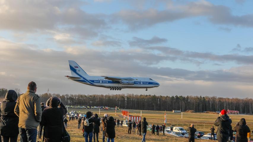 Am Dienstagmorgen um 7.51 Uhr ist die Antonow An-124 am Nürnberger Flughafen gelandet.