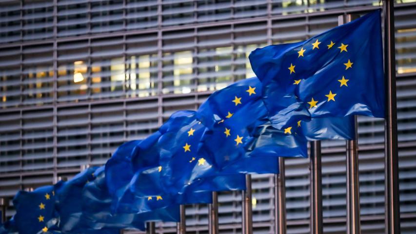 Die neuen EU-Sanktionen gegen Russland sind in Kraft. Die Strafmaßnahmen zielen darauf ab, dem Land und seiner Wirtschaft erheblichen Schaden zuzufügen. Dafür werden zum Beispiel die Refinanzierungsmöglichkeiten des Staates und von ausgewählten privaten Banken und Unternehmen eingeschränkt. Zudem erlässt die EU Ausfuhrbeschränkungen für strategisch wichtige Güter, die insbesondere Unternehmen aus dem Verkehrs- und Energiesektor treffen sollen. Darüber hinaus setzt die EU auch den russischen Präsidenten Wladimir Putin und seinen Außenminister Sergej Lawrow auf ihre Sanktionsliste. Möglicherweise in der EU vorhandene Vermögen der beiden Politiker können so eingefroren werden. Die neuen EU-Sanktionen gegen Russland sind in Kraft. Die Strafmaßnahmen zielen darauf ab, dem Land und seiner Wirtschaft erheblichen Schaden zuzufügen. Dafür werden zum Beispiel die Refinanzierungsmöglichkeiten des Staates und von ausgewählten privaten Banken und Unternehmen eingeschränkt. Zudem erlässt die EU Ausfuhrbeschränkungen für strategisch wichtige Güter, die insbesondere Unternehmen aus dem Verkehrs- und Energiesektor treffen sollen. Darüber hinaus setzt die EU auch den russischen Präsidenten Wladimir Putin und seinen Außenminister Sergej Lawrow auf ihre Sanktionsliste. Möglicherweise in der EU vorhandene Vermögen der beiden Politiker können so eingefroren werden.