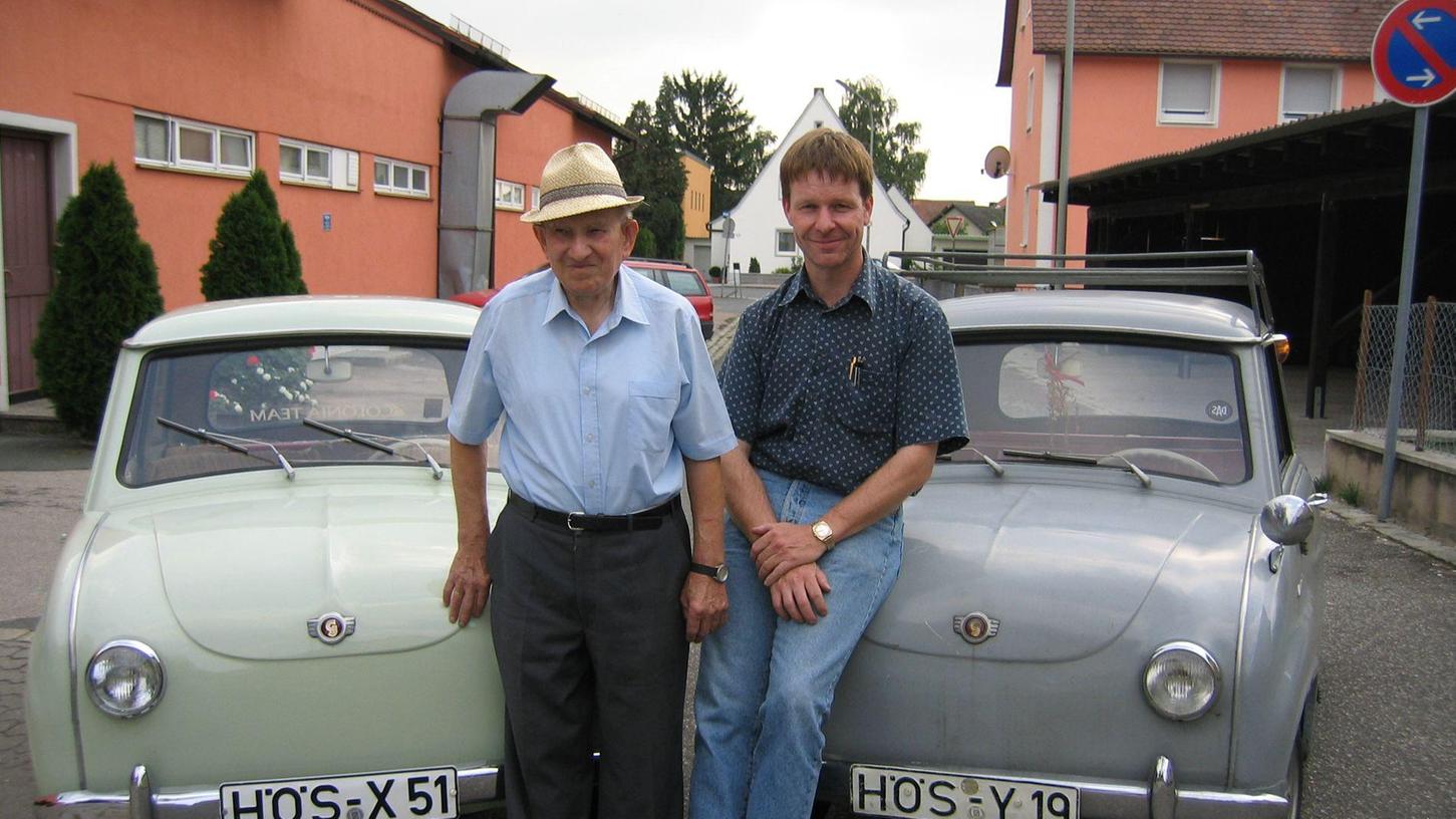 Zwei Goggomobile mit einem alten HÖS-Kennzeichen im Jahr 2005: Georg Hahn aus Höchstadt und Kreisheimatpfleger Manfred Welker aus Herzogenaurach (rechts) präsentieren ihre Knutschkugeln. 
