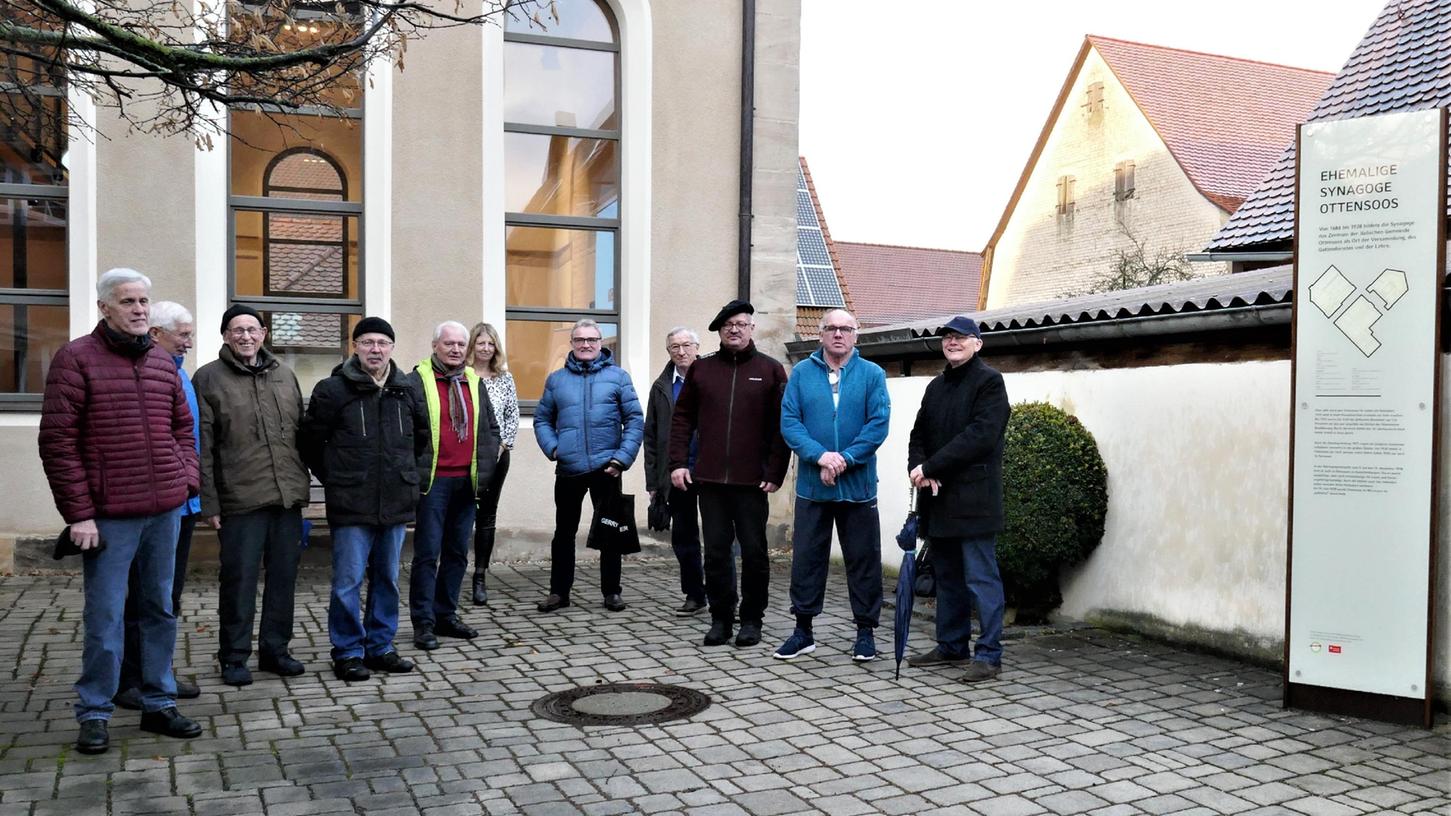 Der Männertreff vor der ehemaligen Synagoge. Tanja Riedel begrüßte die Besucher.
