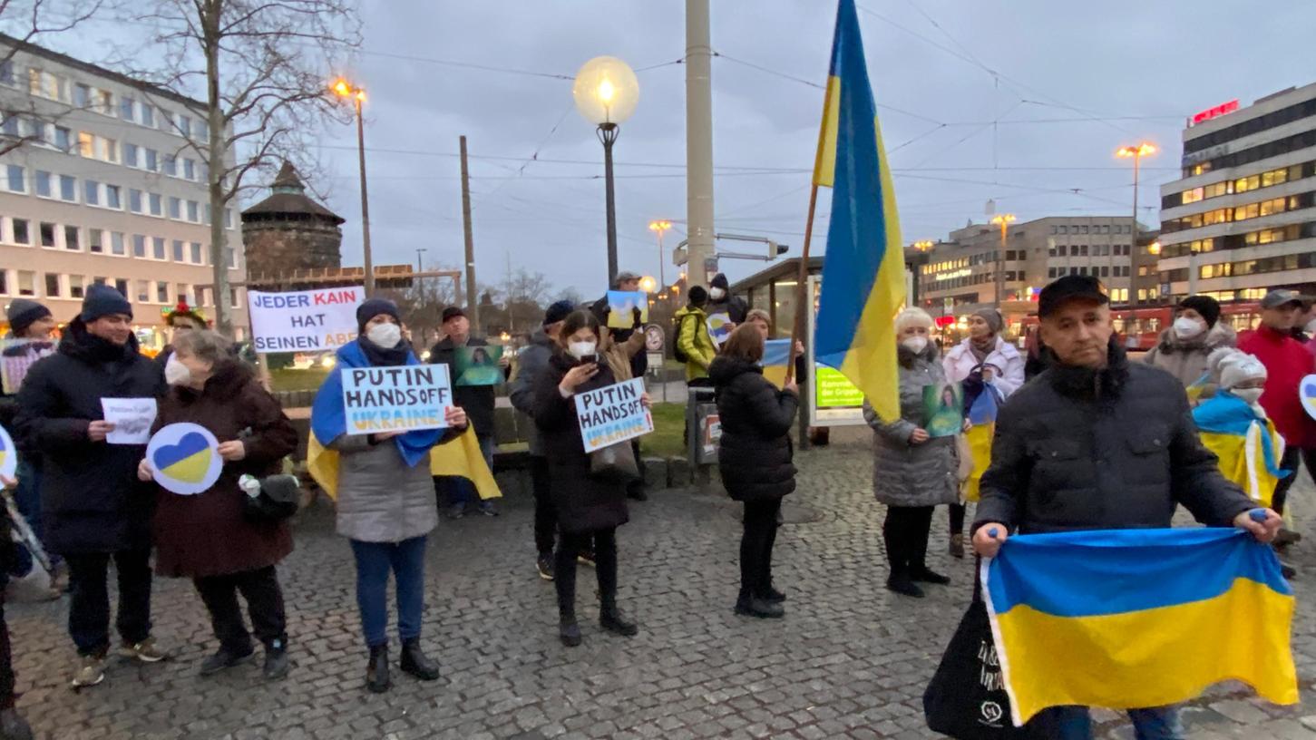 Bereits am Dienstagabend haben in Nürnberg Menschen in Solidarität mit der Ukraine demonstriert.