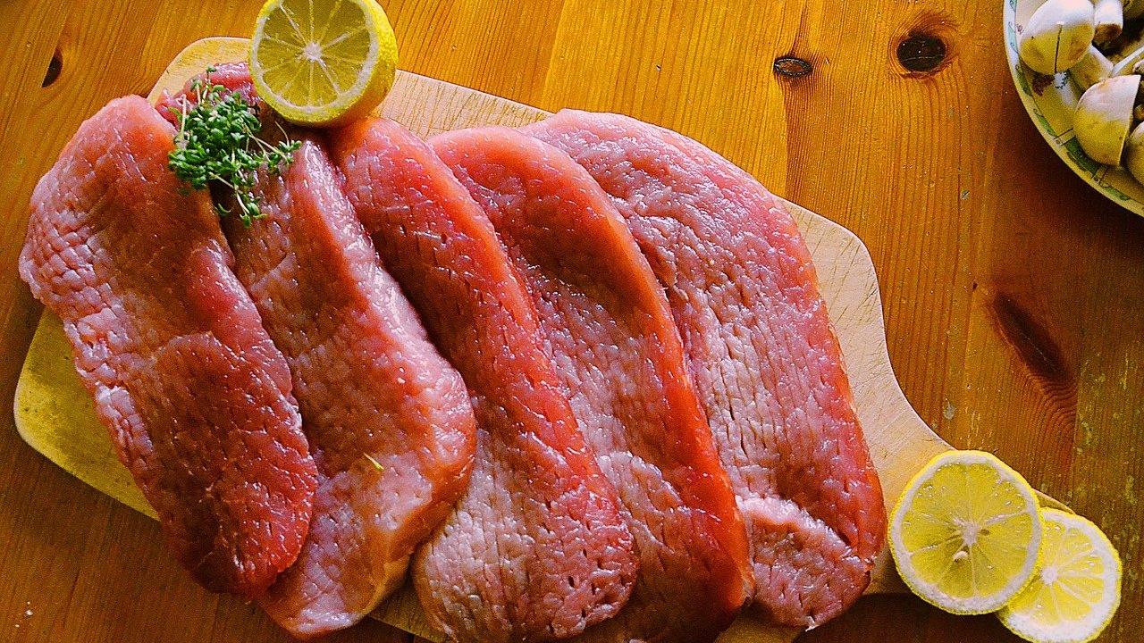 Fleisch sollte man am besten am Abend vor dem Kochen oder Braten auftauen.
Fleisch sollte man am besten am Abend vor dem Kochen oder Braten auftauen.