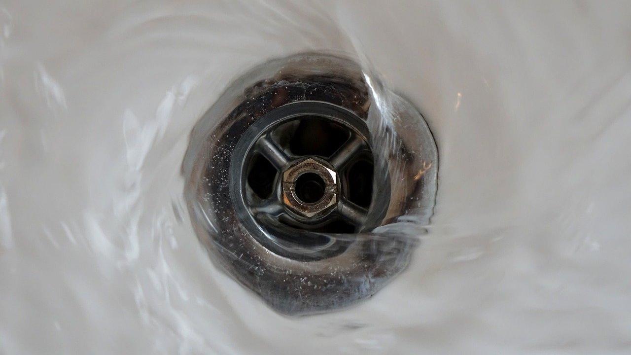 Bei einem verstopften Abfluss hilft eine mechanische Reinigung mittels Saugglocke. Wer keine hat, kann Hausmittel ausprobieren. 