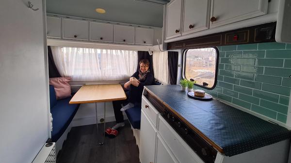 Die stolze Besitzerin in ihrem fertigen, schicken Camper.